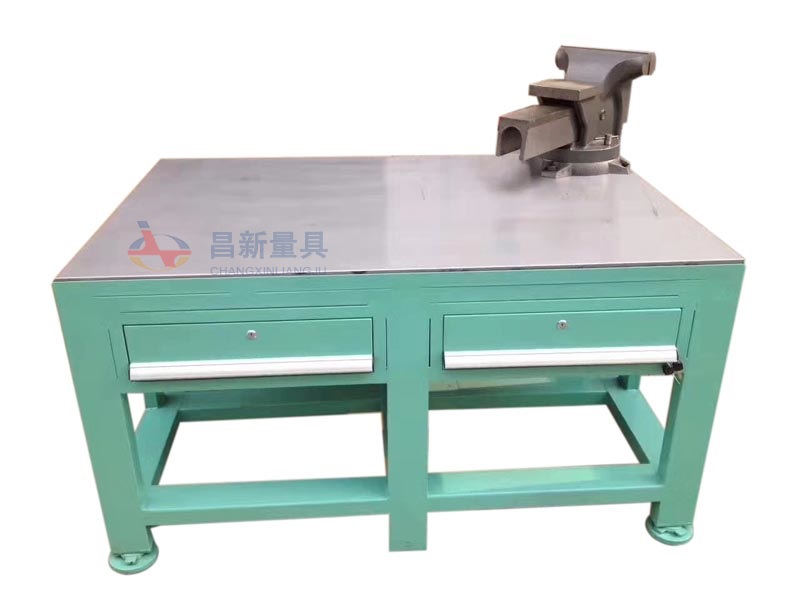 如何正確安裝臺虎鉗到鉗工工作臺上